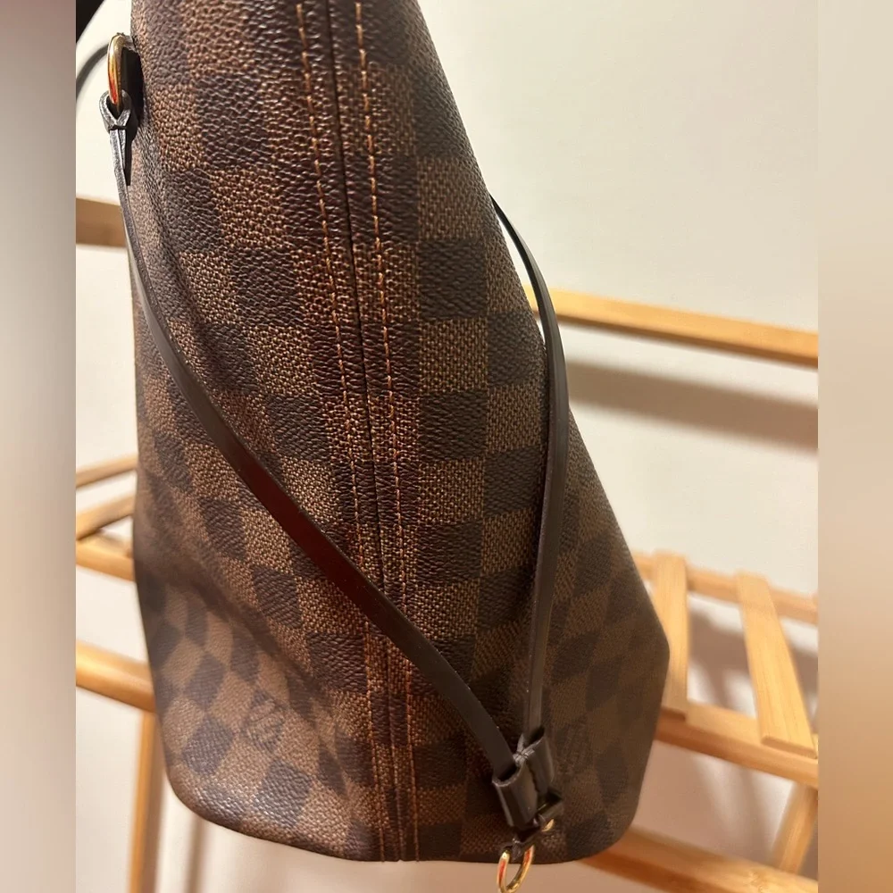 Louis Vuitton Neverfull MM - Picture 9 of 14
